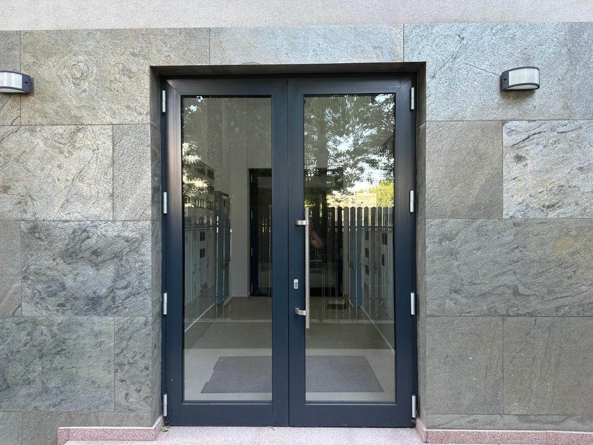 In Apart Hotel Бухарест Экстерьер фото