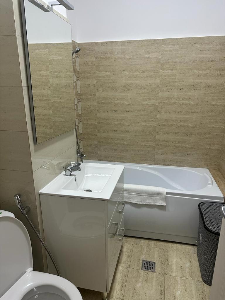 In Apart Hotel Бухарест Экстерьер фото